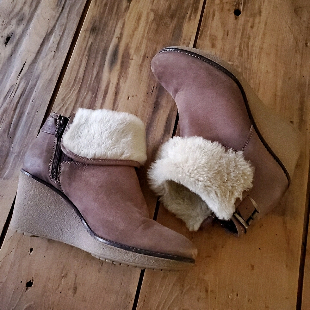 andre' assous Brown Suede Sherpa Wedge Boot Size 6